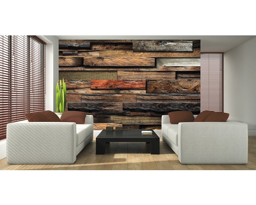 Woonkamer met houten lambrisering, witte banken, bruine kussens en een zwarte salontafel.