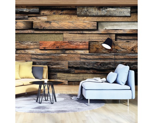 Woonkamer met houten wand, bank, fauteuil, tafel en staande lamp