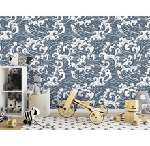 Kinderkamer met blauw-wit golfpatroon behang, speelgoed en plank