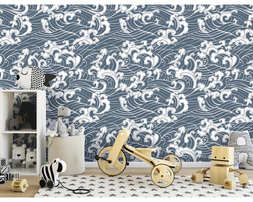 Kinderkamer met blauw-wit golfpatroon behang, speelgoed en plank