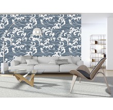 Woonkamer met bank, stoel en behang met golfpatroon