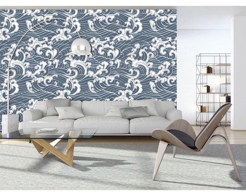 Woonkamer met bank, stoel en behang met golfpatroon