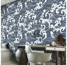 Kamer met behang met golfpatroon, bureau en bureaustoel