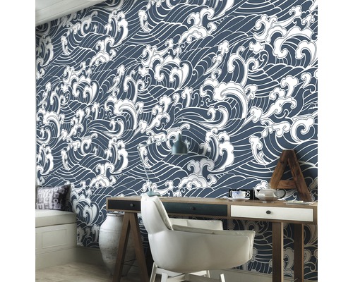 Kamer met behang met golfpatroon, bureau en bureaustoel