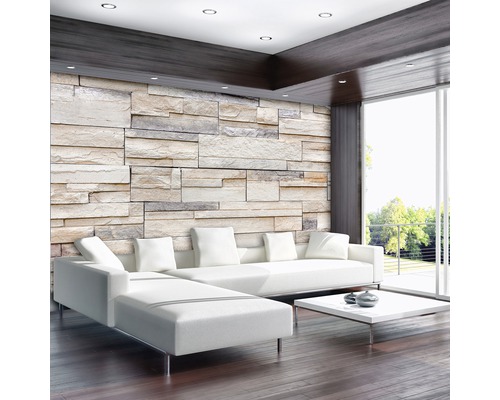 Woonkamer met stenen muur, bank en tafel