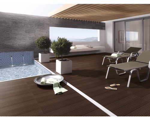 Terras met zwembad, ligstoelen en plantenbakken