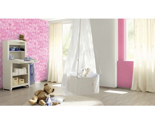 Lichte kinderkamer met commode, babywieg en teddybeer