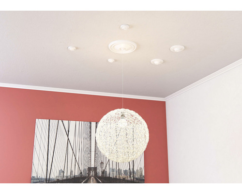 Plafond met rozetten en hanglamp