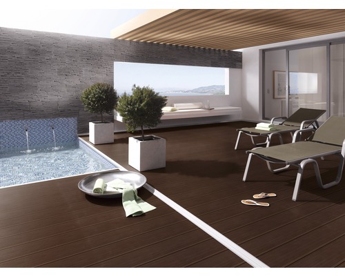 Terras met houten tegels, zwembad en ligstoelen