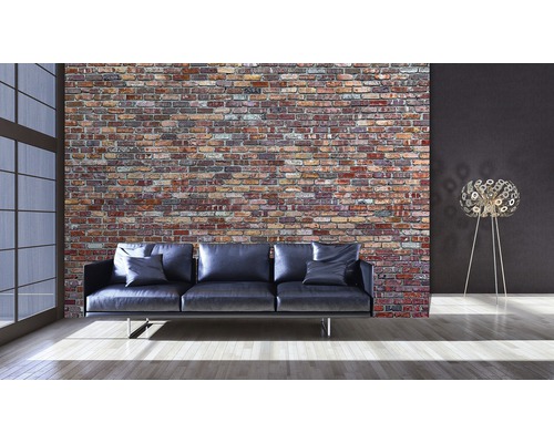 Woonkamer met leren bank, bakstenen muur en staande lamp