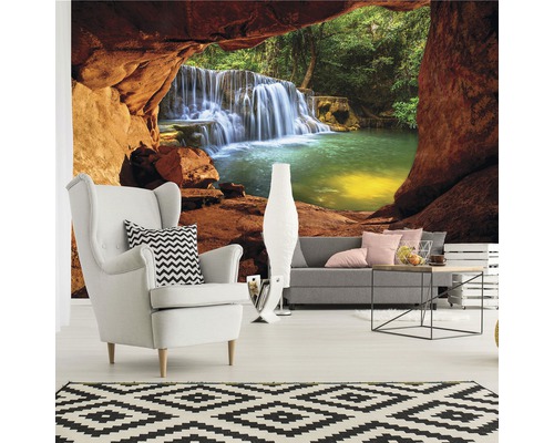 Woonkamer met fotobehang van een waterval