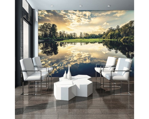 Woonkamer met fotobehang dat een meer bij zonsondergang toont