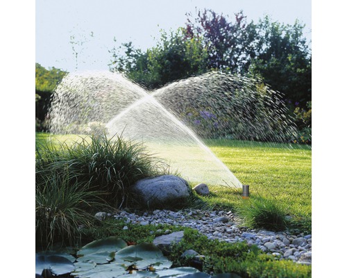 Tuinbesproeiing met gazonsproeier in werking op een gazon.