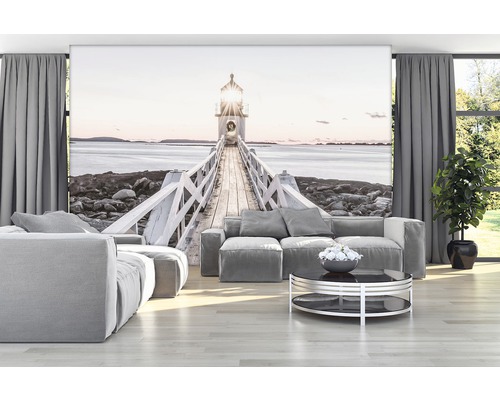 Woonkamer met fotobehang van een vuurtoren over een steiger aan zee