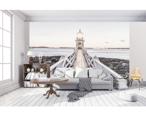 Woonkamer met fotobehang met een steiger naar een vuurtoren