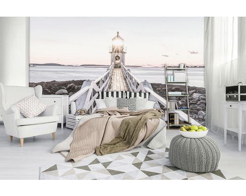 Lichte slaapkamer met fotobehang vuurtoren en wit meubilair