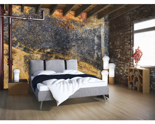 Slaapkamer met tweepersoonsbed, nachtkastje, planken en wanddecoratie in steenlook