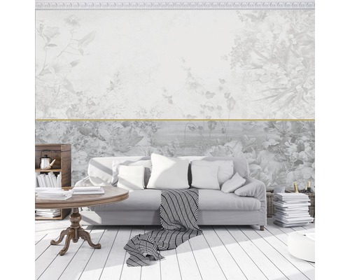 Woonkamer met bloemen vliesbehang, bank en houten tafel