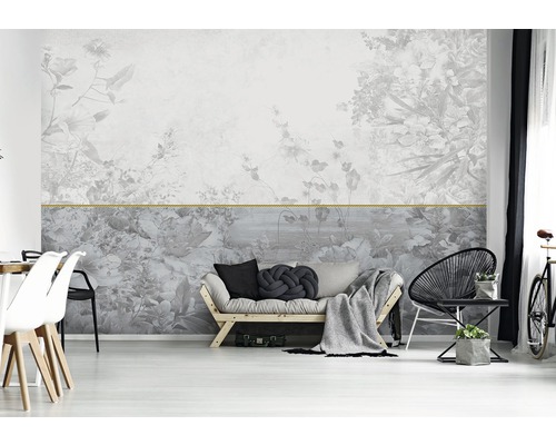 Woonkamer met bloemen fotobehang en lichte meubels