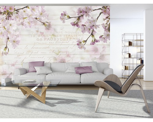 Woonkamer met fotobehang kersenbloesems, bank, stoel, tafel en rek