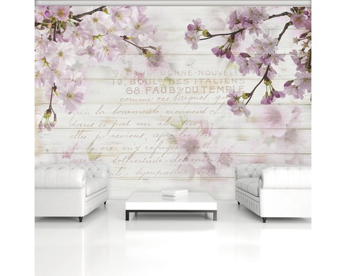 Woonkamer met fotobehang met kersenbloesemmotief en Chesterfield banken