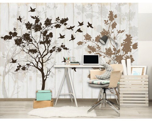 Kantoor met foto van boom en vogels, bureau en bureaustoel