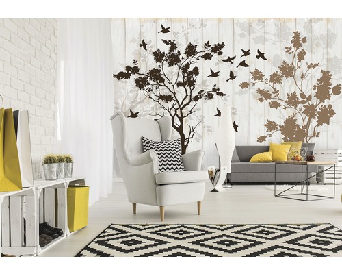 Woonkamer met boom en vogels muursticker, fauteuil en bank