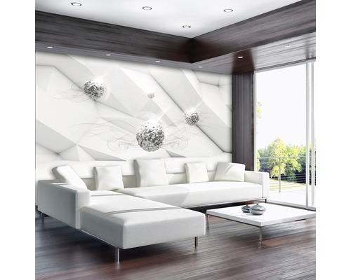 Lichte woonkamer met modern wandpaneel en witte bank.