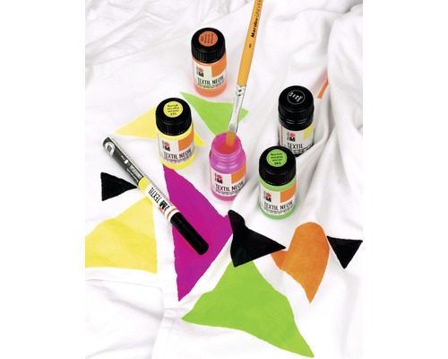 Neon textielverf en een textielstift op een witte stof