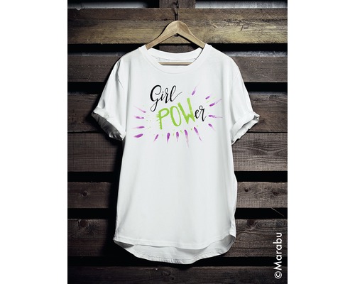 T-shirt met Girl Power print op een hanger voor een houten wand