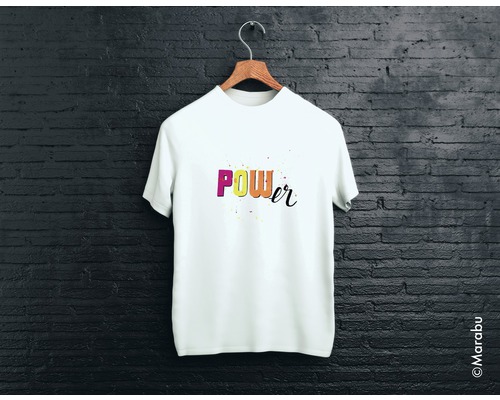 Wit T-shirt met de opdruk Power op een kledinghanger voor een bakstenen muur
