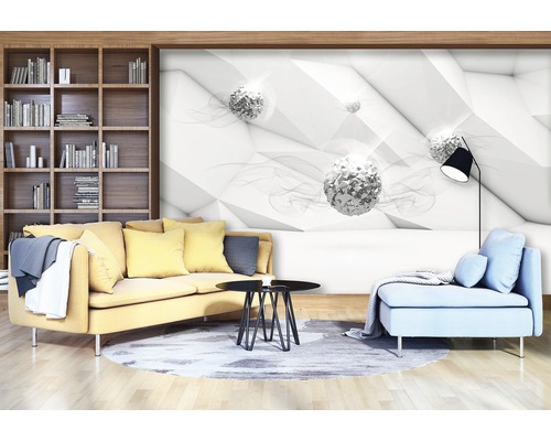 Woonkamer met gele bank, blauwe fauteuil, zwarte bijzettafel en geometrisch behang