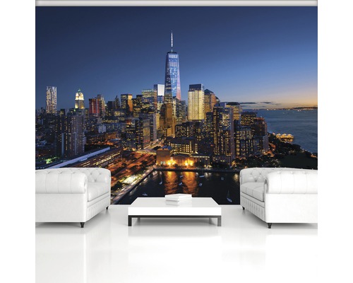 Wanddecoratie met skyline van New York in een heldere woonkamer met meubels