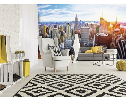 Woonkamer met New York Skyline behang, tapijt met geometrisch patroon, fauteuil en bank