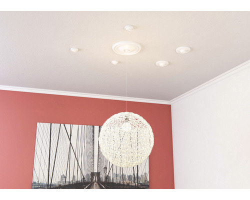 Plafondoverzicht met sierlijsten, rozetten en een hanglamp