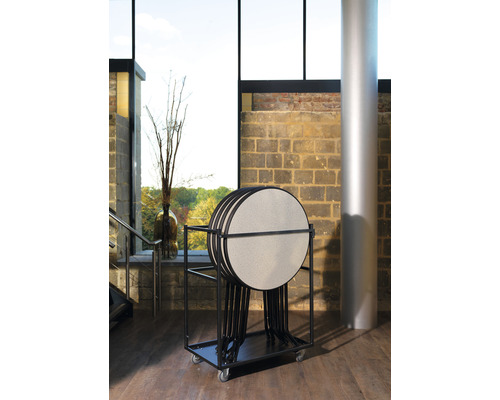 Ronde klaptafels op een transportwagen in een ruimte.