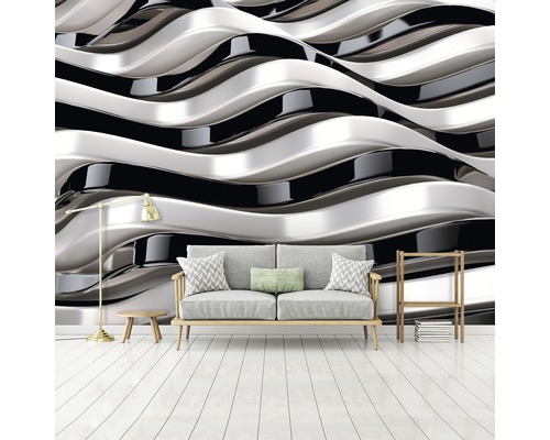 Woonkamer met bank voor een muurbehang met een driedimensionaal golfpatroon