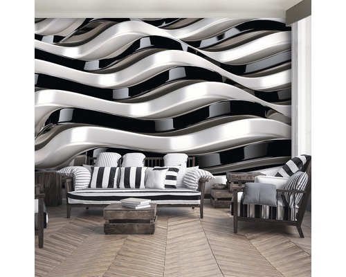 Woonkamer met driedimensionaal behang met golfpatroon, bank en fauteuil
