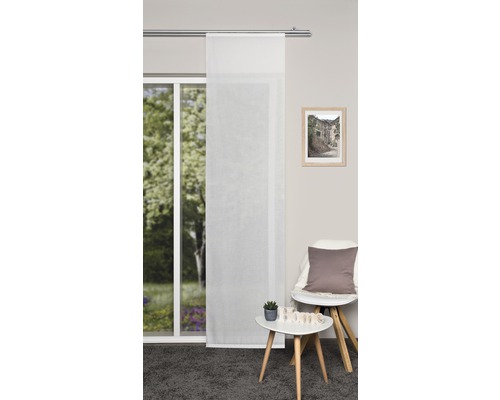 Gordijnpaneel voor een raam met een bijzettafel en stoel