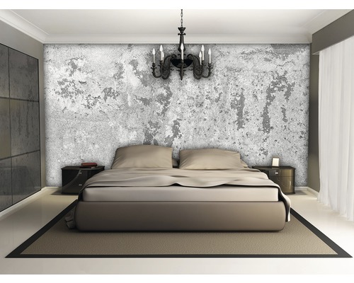 Slaapkamer met bed, nachtkastjes, behang met pleisterstructuur en kroonluchter
