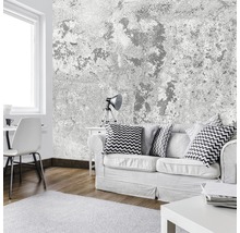 Woonkamer met bank, tafel, stoel, lamp en betonnen wandbekleding