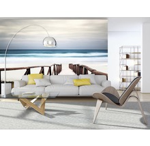 Woonkamer met fotobehang, bank, lamp, fauteuil, salontafel en rek