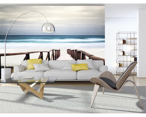 Woonkamer met fotobehang, bank, lamp, fauteuil, salontafel en rek