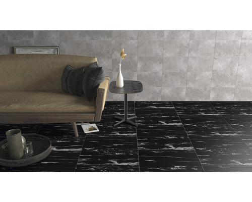 Interieurweergave met vloertegels in marmerlook, bank en bijzettafel