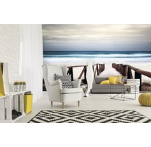 Woonkamer met strandbehang, fauteuil en bank