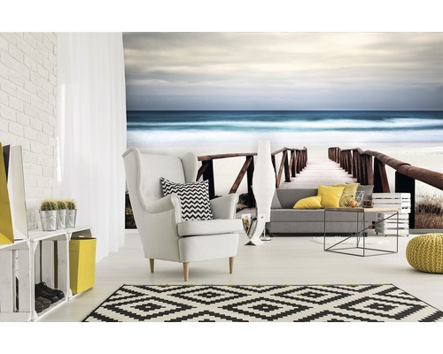 Woonkamer met strandbehang, fauteuil en bank