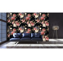 Woonkamer met bloemenbehang, bank en vloerlamp