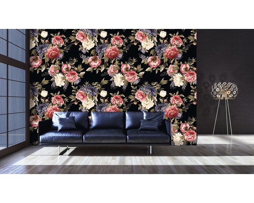 Woonkamer met bloemenbehang, bank en vloerlamp