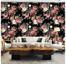 Woonkamer met bloemenbehang, bank en houten tafel