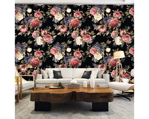 Woonkamer met bloemenbehang, bank en houten tafel